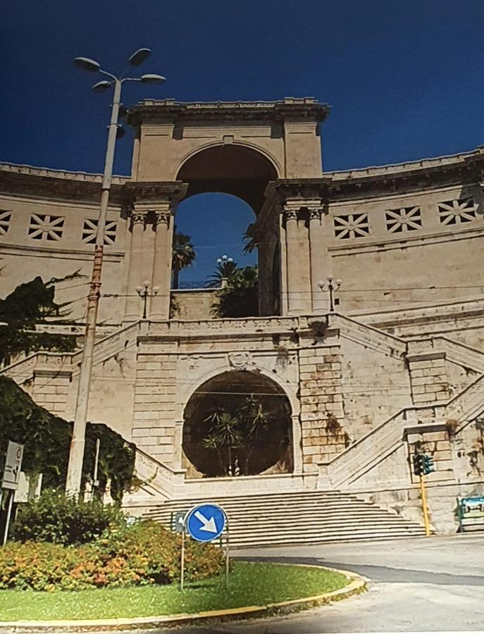Piazza Martiri Rooms Каляри Екстериор снимка
